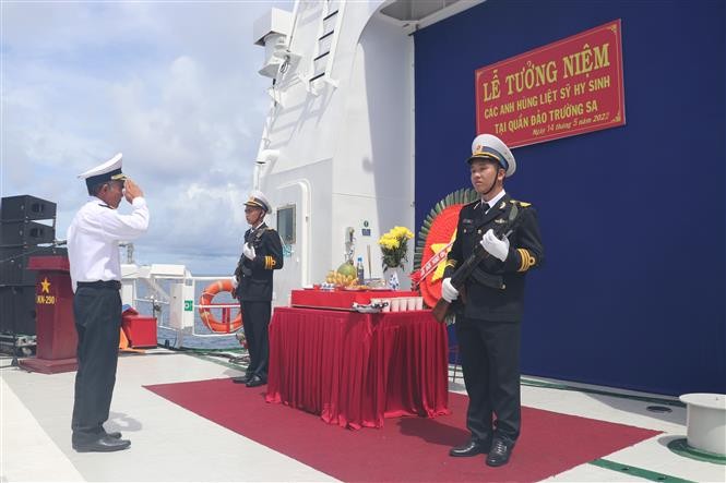 Chuẩn đô đốc Lương Việt Hùng, Phó Tư lệnh Quân chủng Hải quân thực hiện nghi thức dâng hương, dâng hoa tưởng niệm các Anh hùng liệt sĩ. (Ảnh: Viết Tôn/TTXVN)