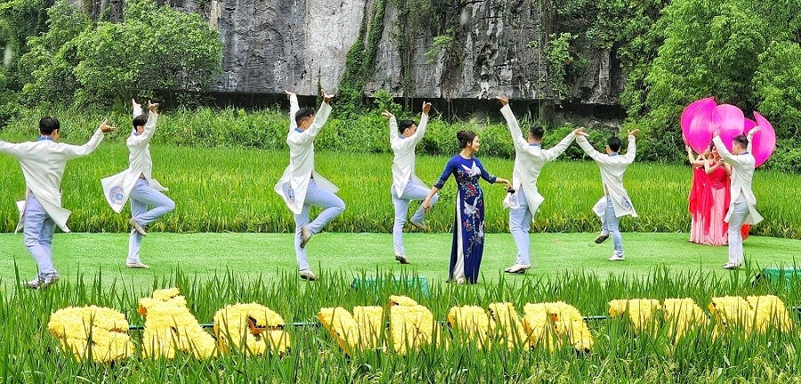 Sắc vàng Tam Cốc – Tràng An 2022 –  Ngoại giao chung sức với địa phương mở cửa du lịch trở lại