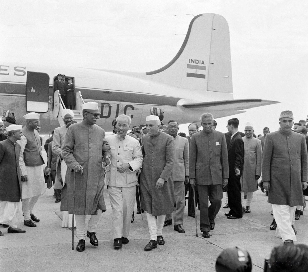 Tổng thống Rajendra Prasad và Thủ tướng Jawaharlal Nehru ra sân bay New Delhi đón Chủ tịch Hồ Chí Minh thăm hữu nghị Ấn Độ từ ngày 5–14/2/1958. (Nguồn: TTXVN)
