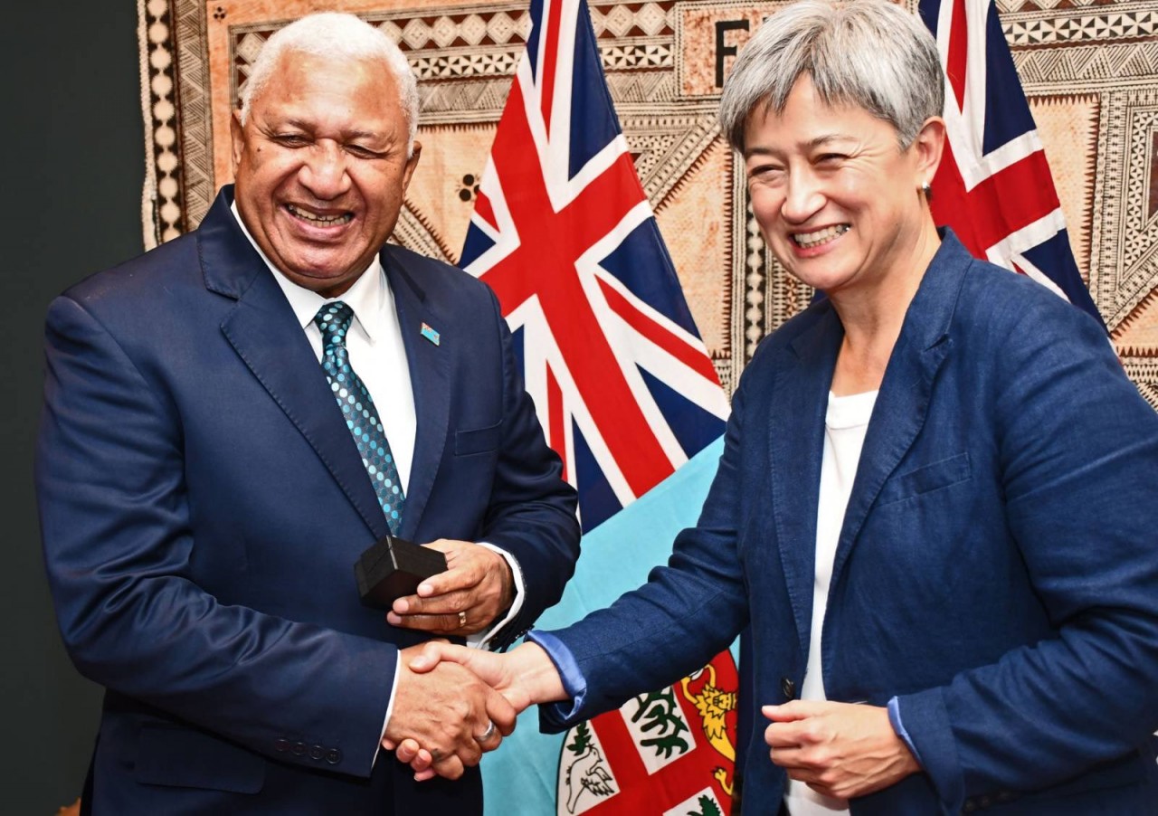 Thủ tướng Fiji Frank Bainimarama gặp Ngoại trưởng Australia Penny Wong ngày 28/5. (Nguồn: Twitter)