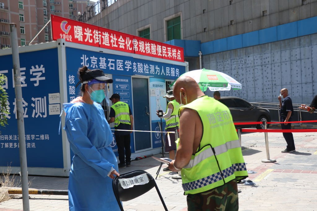 Xếp hàng xét nghiệm Covid-19 ở quận Haidian, Bắc Kinh, Trung Quốc ngày 28/5. (Nguồn: Getty Images)