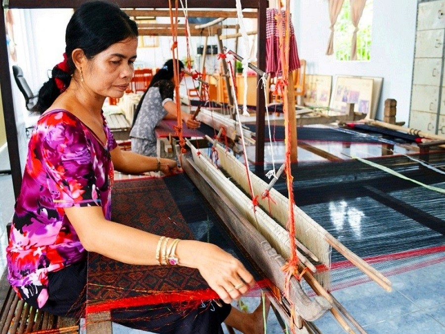 Nhờ nguồn vốn vay từ Ngân hàng chính sách xã hội, nhiều gia đình đồng bào dân tộc Khmer xã Văn Giáo (huyện Tịnh Biên) đầu tư nghề dệt thổ cẩm Srây Skốth tăng thu nhập, cải thiện cuộc sống. (Ảnh: Phương Nghi)