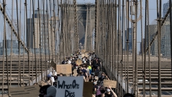 Mỹ: Làn sóng biểu tình chưa nguội, New York vẫn dỡ bỏ lệnh giới nghiêm