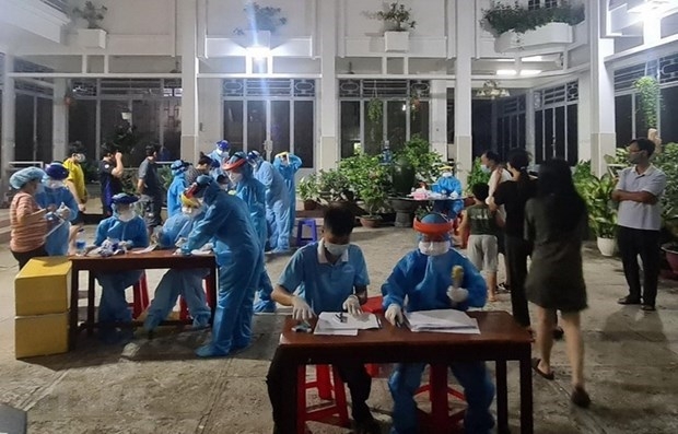 Health workers collect samples for COVID-19 testing in Ward 15 of Go Vap district, HCM City. (Photo: VNA)