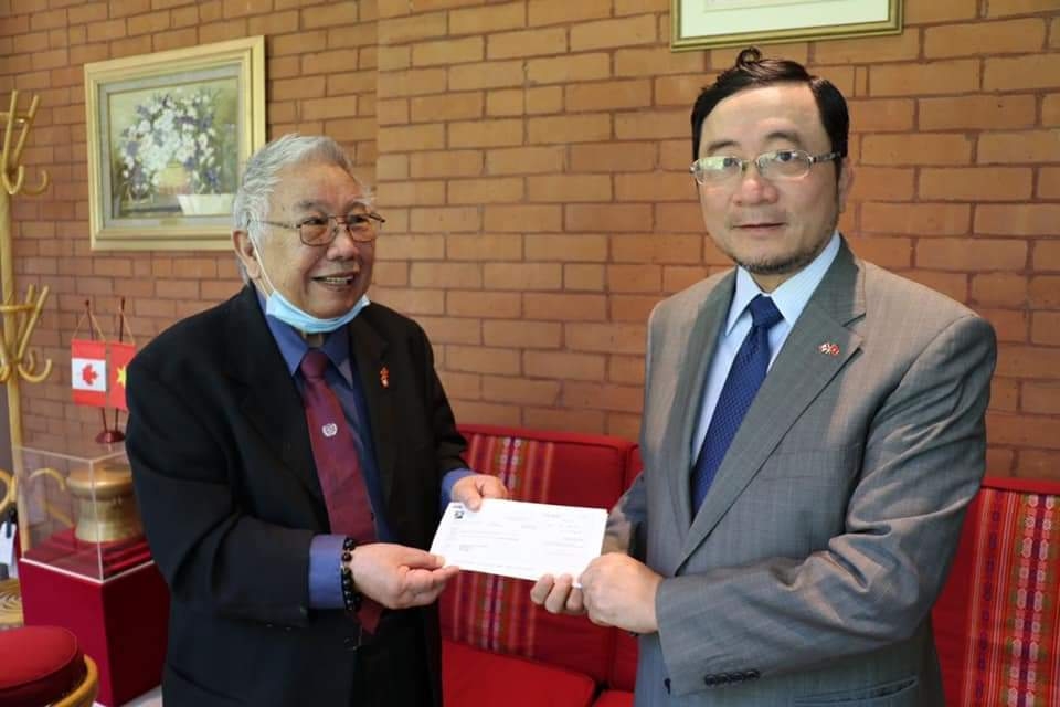 Bác Trần Văn Vị trao tiền ủng hộ Quỹ vaccine phòng Covid-19.