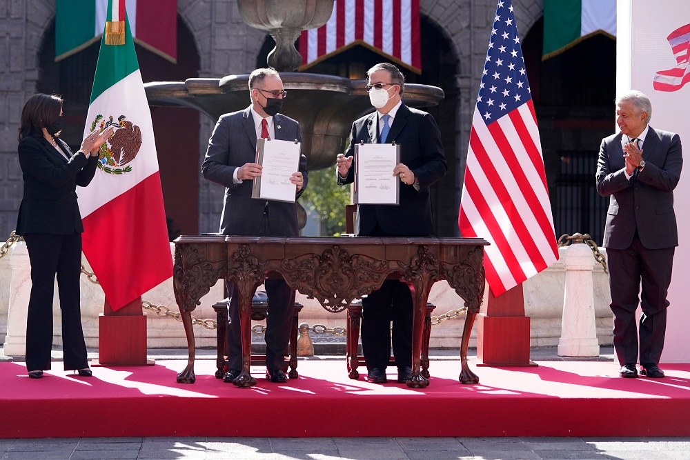 Đại diện Bộ Ngoại giao Mexico và Cơ quan phát triển quốc tế của Mỹ đã ký bản ghi nhớ về hợp tác quốc tế để thúc đẩy phúc lợi xã hội ở các quốc gia Trung Mỹ nhằm giải quyết gốc rễ vấn đề di cư, ngày 8/6. (Nguồn: AP)