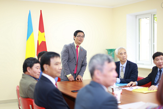 Đại sứ Việt Nam tại Ukraine Nguyễn Hồng Thạch làm việc với Hội người Việt tại Odessa, Ukraine.