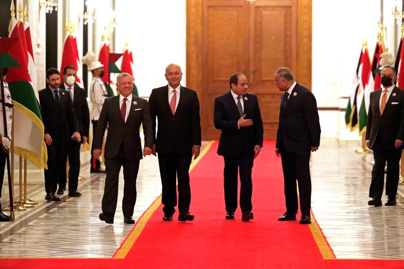 Từ trái sang: Quốc vương Jordan Abdullah II, Tổng thống Iraq Barham Saleh,Tổng thống Ai Cập Abdel Fattah al-Sisil và Thủ tướng Iraq Mustafa al-Kadhemi tham dự họp thượng đỉnh ba bên tại thủ đô Baghdad ngày 27/6. (Nguồn: AP)