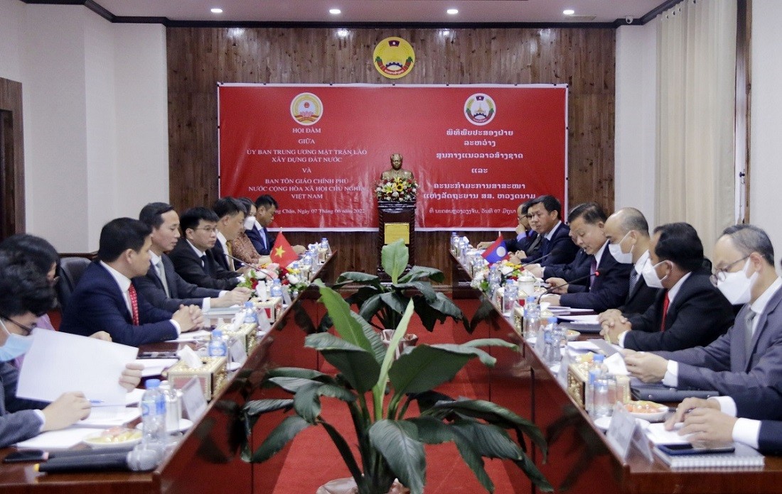Đoàn đại biểu Ban Tôn giáo Chính phủ Việt Nam do Trưởng Ban Vũ Hoài Bắc dẫn đầu đã có cuộc Hội đàm với Đoàn đại biểu Ủy ban Trung ương Mặt trận Lào Xây dựng Đất nước do ông Chanpheng Xutthivong, Phó Chủ tịch Ủy ban làm Trưởng Đoàn. (Nguồn: TTXVN)