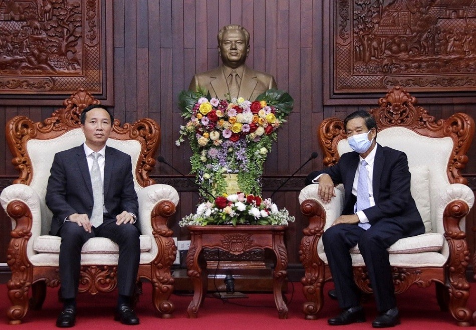 Chủ tịch Ủy ban Trung ương Mặt trận Lào Xây dựng Đất nước, ông Sinlavong Khoutphaythoun tiếp xã giao ông Vũ Hoài Bắc, Trưởng Ban Tôn giáo Chính phủ Việt Nam. (Nguồn: TTXVN)
