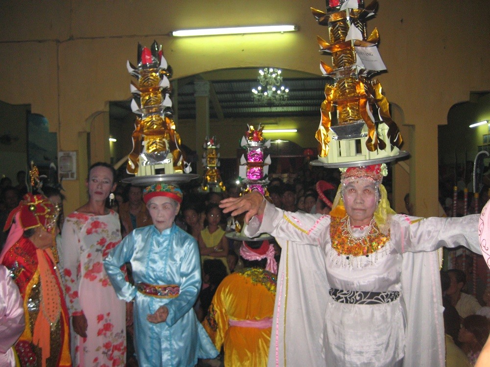 Sau lễ Chánh tế Chúa Xứ trong chính điện là hát bóng rỗi đây là hình thức diễn xướng tổng hợp có chức năng thực hành nghi lễ đồng thời nó cũng là loại hình nghệ thuật biểu diễn phục vụ người dự lễ hội.