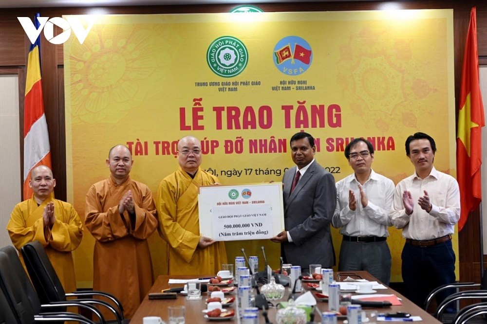 Giáo hội Phật giáo Việt Nam trao tài trợ giúp đỡ nhân dân Sri Lanka.