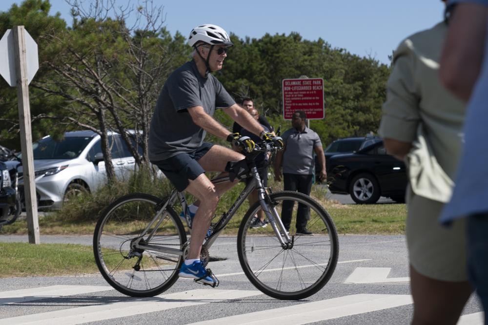 Tổng thống Mỹ Joe Biden đạp xe gần nhà nghỉ dưỡng của ông tại thành phố Rehoboth Beach ở bang Delaware. (Nguồn: AP)