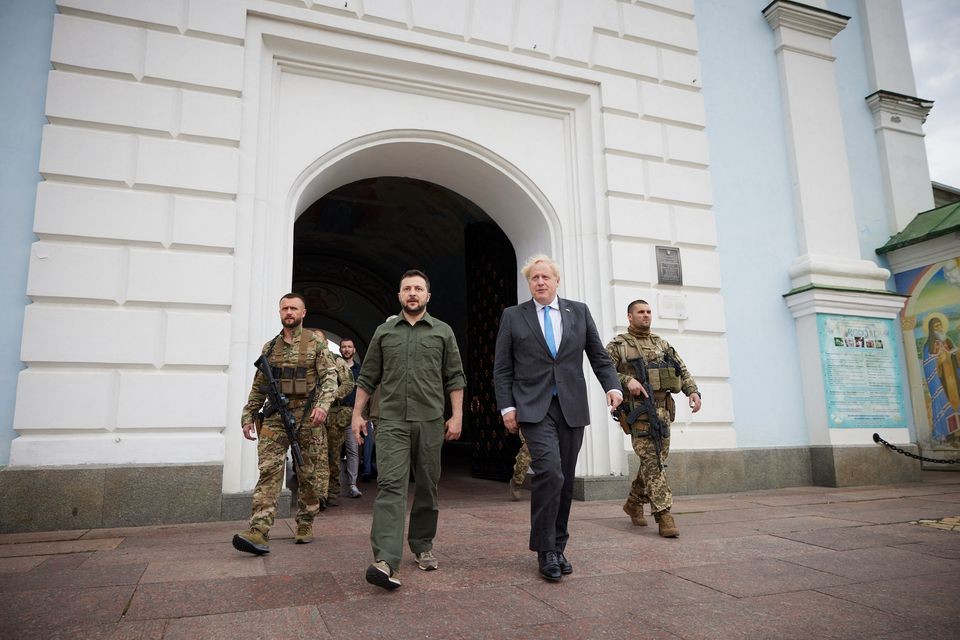 Thủ tướng Anh Boris Johnson hôm 17/6 bất ngờ tới thủ đô Kiev, Ukraine, Reuters đưa tin. Đây là chuyến thăm Kiev lần thứ hai của nhà lãnh đạo Anh kể từ khi xung đột Nga - Ukraine nổ ra hồi cuối tháng 2, và cả hai lần đều không báo trước. (Nguồn: Reuters)