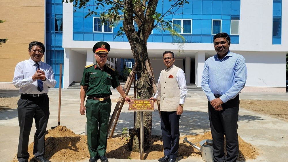 Đại diện Nhà trường và Đoàn công tác Ấn độ cùng trồng cây lưu niệm trong khuôn viên Trường Sĩ quan Thông tin. (Nguồn: TTXVN)