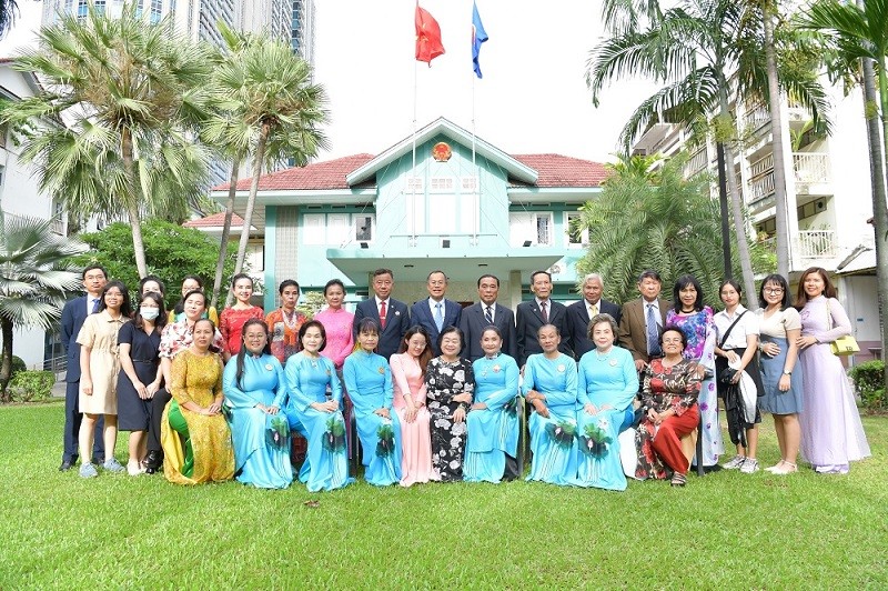 Nguyên Phó Chủ tịch nước Trương Mỹ Hoa chụp ảnh lưu niệm với cán bộ nhân viên Đại sứ quán, đại diện kiều bào, lưu học sinh Việt Nam tại Thái Lan. (Nguồn: TTXVN)