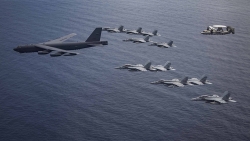 Điều B-52 tập trận cùng tàu sân bay ở Biển Đông, Mỹ định 'thay lời muốn nói'?
