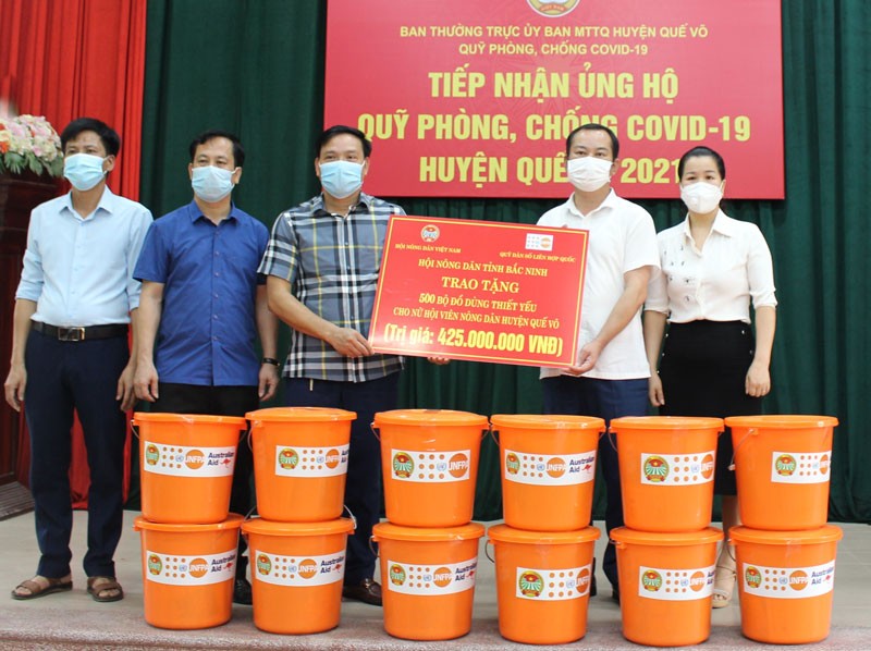 Hội Nông dân tỉnh Bắc Ninh tiếp nhận gần 1.440 bộ đồ dùng thiết yếu trị giá hơn 1,2 tỷ đồng của Trung ương Hội nông dân Việt Nam và Quỹ dân số Liên hợp quốc (UNFPA) hỗ trợ để cứu trợ khẩn cấp cho nữ hội viên nông dân đang bị ảnh hưởng bởi dịch Covid-19, ngày 29/6.