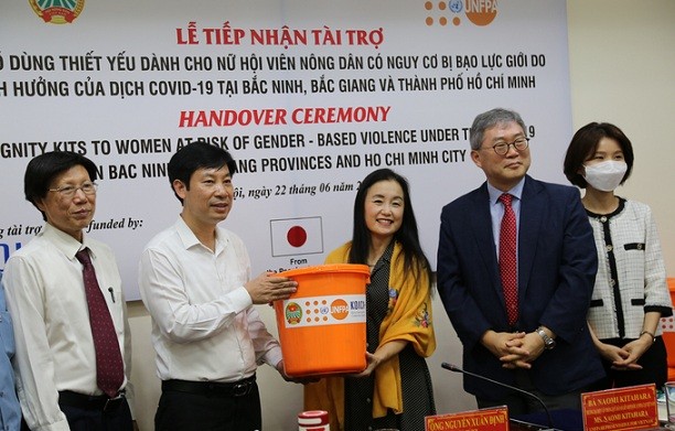 Lễ bàn giao gần 5.100 bộ đồ dùng thiết yếu do UNFPA tài trợ cho Hội Nông dân Việt Nam, ngày 22/6.