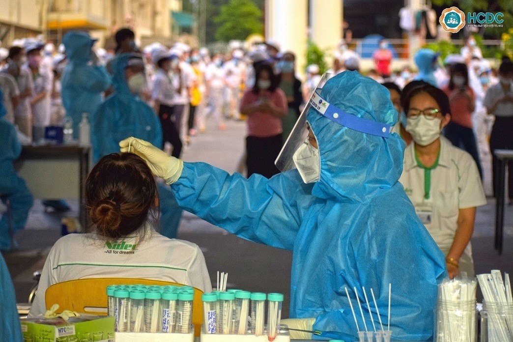 Ngành y tế lấy mẫu tầm soát xét nghiệm nCoV cho hơn 3000 công nhân công ty TNHH Nidec Sankyo Việt Nam. (Nguồn: HCDC)