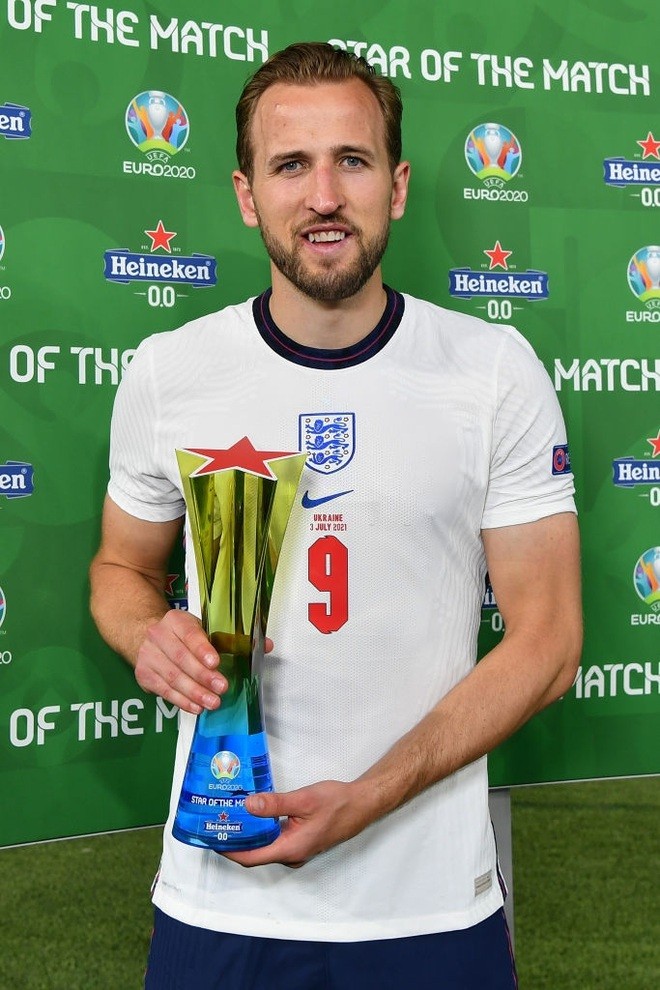 Kane nhận phần thưởng Cầu thủ xuất sắc nhất trận đấu Anh vs Đan Mạch. (Nguồn: AFP)