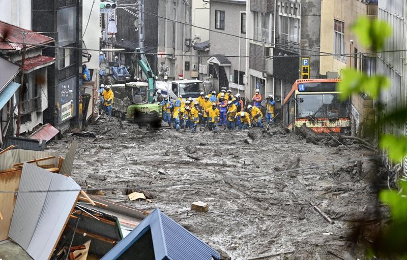 Ngày 4/7, lực lượng cứu hộ Nhật Bản tiếp tục nỗ lực tìm kiếm 20 người còn mất tích sau vụ lở đất do mưa lớn ở Atami, tỉnh Shizuoka, Tây Nam thủ đô Tokyo của nước này.