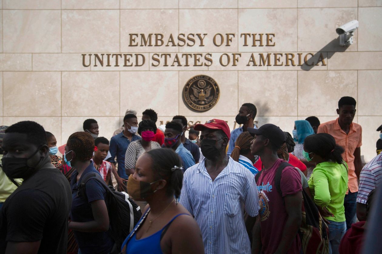 Người dân Haiti tập trung trước cổng Đại sứ quán Mỹ tại Port-au-Prince ngày 9/7. (Nguồn: AP)
