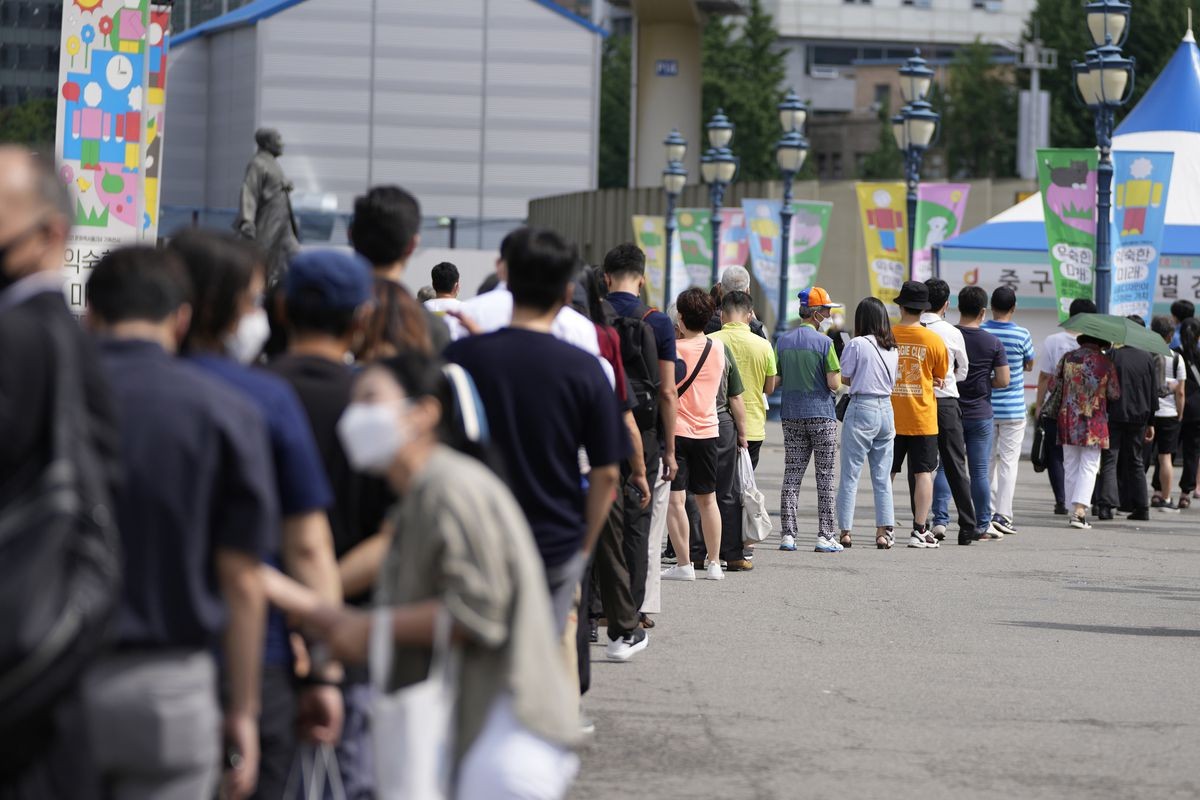 Người dân xếp hàng chờ xét nghiệm Covid-19 ở Seoul ngày 7/7. (Nguồn: AP)