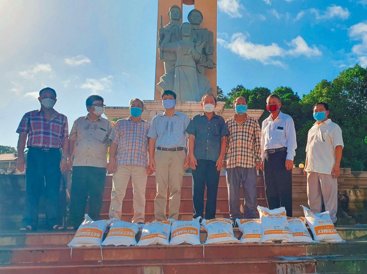 Tổng Lãnh sự quán Việt Nam tại Preah Sihanouk dâng hương tại Đài hữu nghị Campuchia-Việt Nam