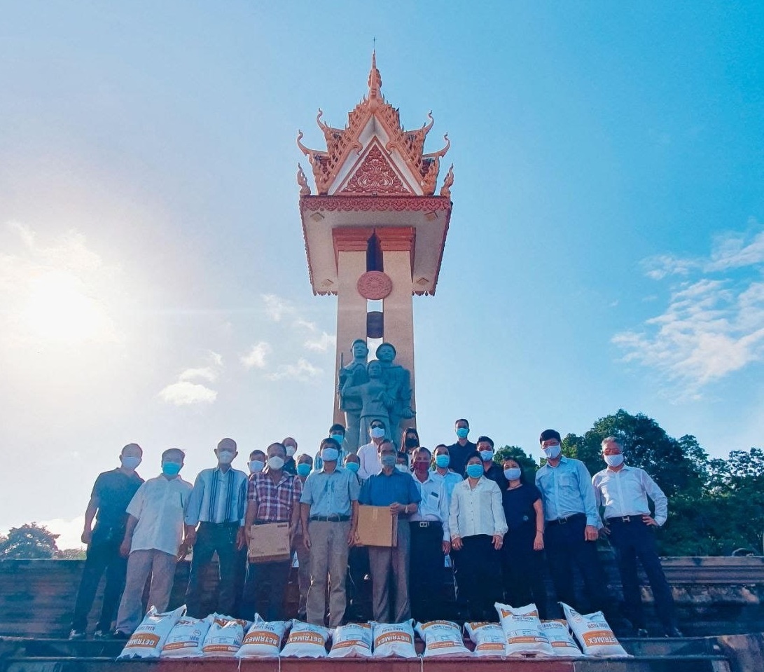 Tổng Lãnh sự quán Việt Nam tại Preah Sihanouk dâng hương tại Đài hữu nghị Campuchia-Việt Nam