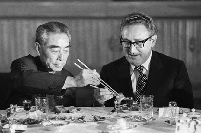 Thủ tướng Trung Quốc Chu Ân Lai gắp thức ăn cho ông Henry Kissinger tại một bữa tiệc ở Bắc Kinh năm 1971. (Ảnh tư liệu)