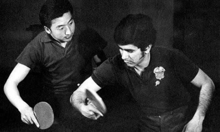 Hai tay vợt người Trung Quốc và người Mỹ thi đấu tại Bắc Kinh năm 1971. (Ảnh tư liệu)