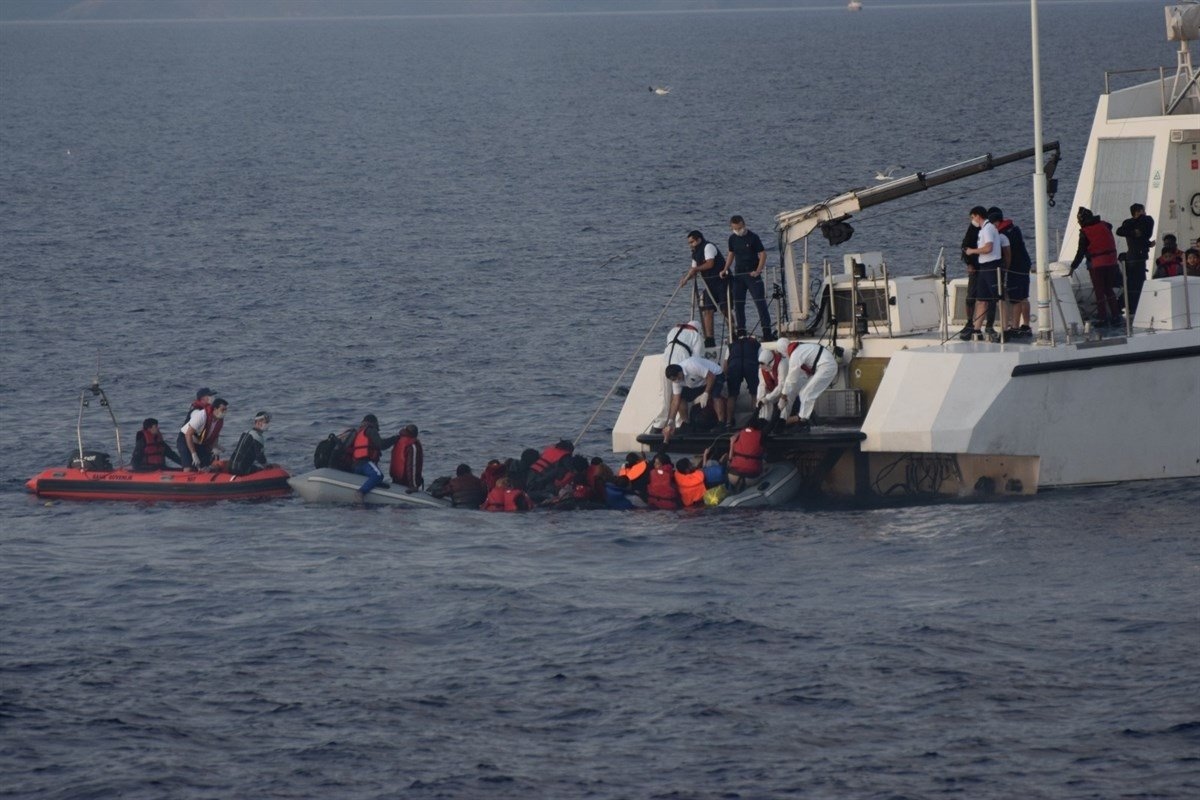 Lực lượng phòng vệ biển Thổ Nhĩ Kỳ giải cứu người nhập cư bất hợp pháp ở biển Aegean, Thổ Nhĩ Kỳ ngày 15/6/2020. (Nguồn: AA)