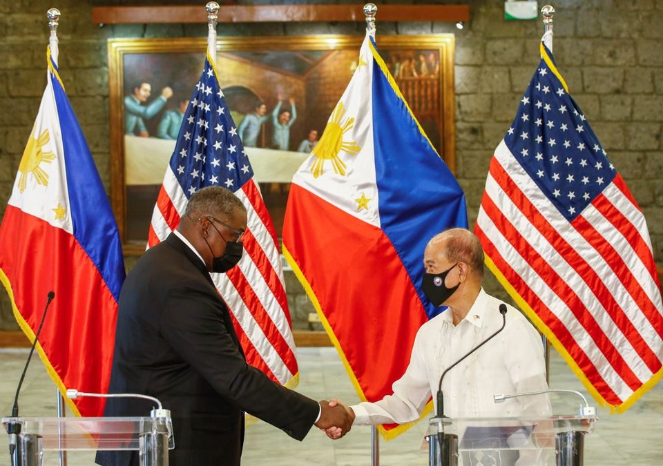Bộ trưởng Quốc phòng Mỹ Lloyd Austin và Bộ trưởng Quốc phòng Philippines Delfin Lorenzana  sau cuộc gặp song phương tại Camp Aguinaldo, Quezon City, Metro Manila ngày 30/7. (Nguồn: Reuters)