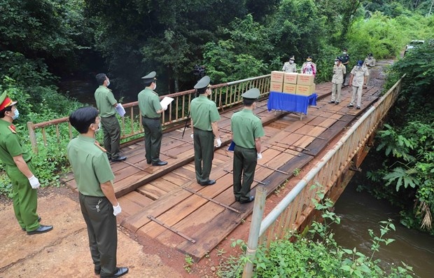 Police of Dak Nong province presented gifts and medical supplies worth 4,300 USD to help their counterpart in Cambodia’s Mondulkiri province fight COVID-19. (Source: VNA)