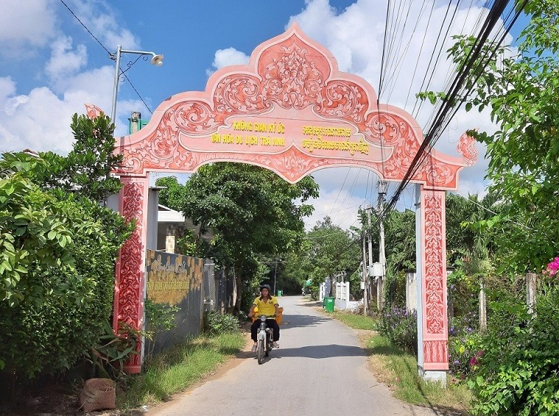 Cổng chào không gian ký ức văn hóa du lịch Trà Vinh, ở ấp Ba Se A, xã Lương Hòa (huyện Châu Thành – Trà Vinh) với con đường bích họa tái hiện hình ảnh văn hóa, sinh hoạt cuộc sống đời thường, hoạt động tín ngưỡng của đồng bào Khmer. (Ảnh: Phương Nghi)