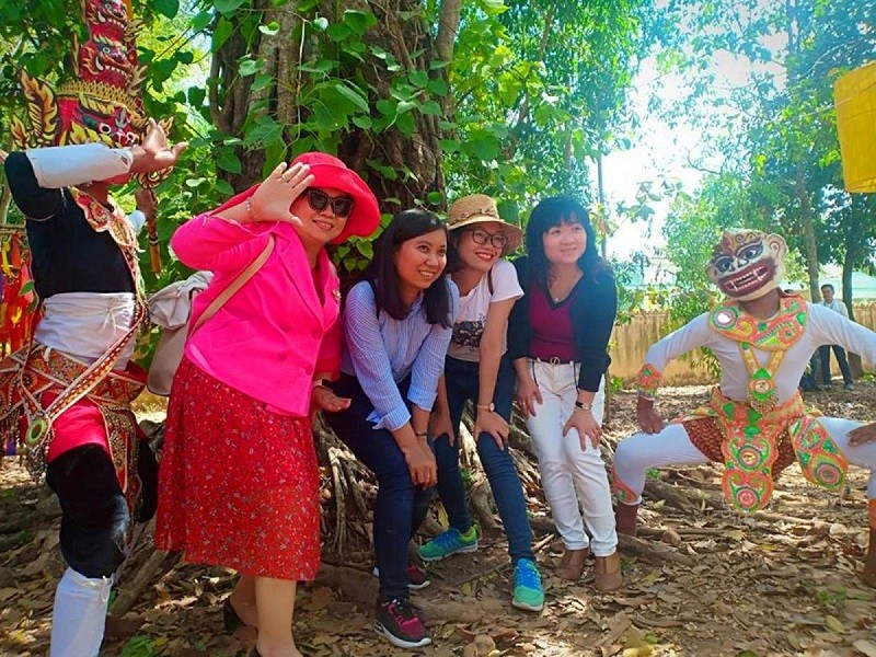 Du khách tham gia các hoạt động trải nghiệm tại “Làng Văn hóa du lịch Khmer” Trà Vinh. (Ảnh: Phương Nghi)