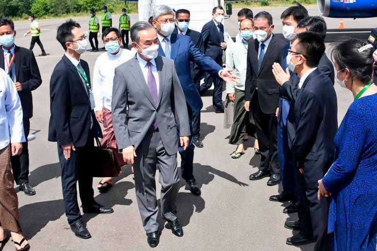 Ngoại trưởng Trung Quốc Vương Nghị đến sân bay Nyaung Oo ở Bagan, Myanmar, ngày 2/7. (Nguồn: AP)