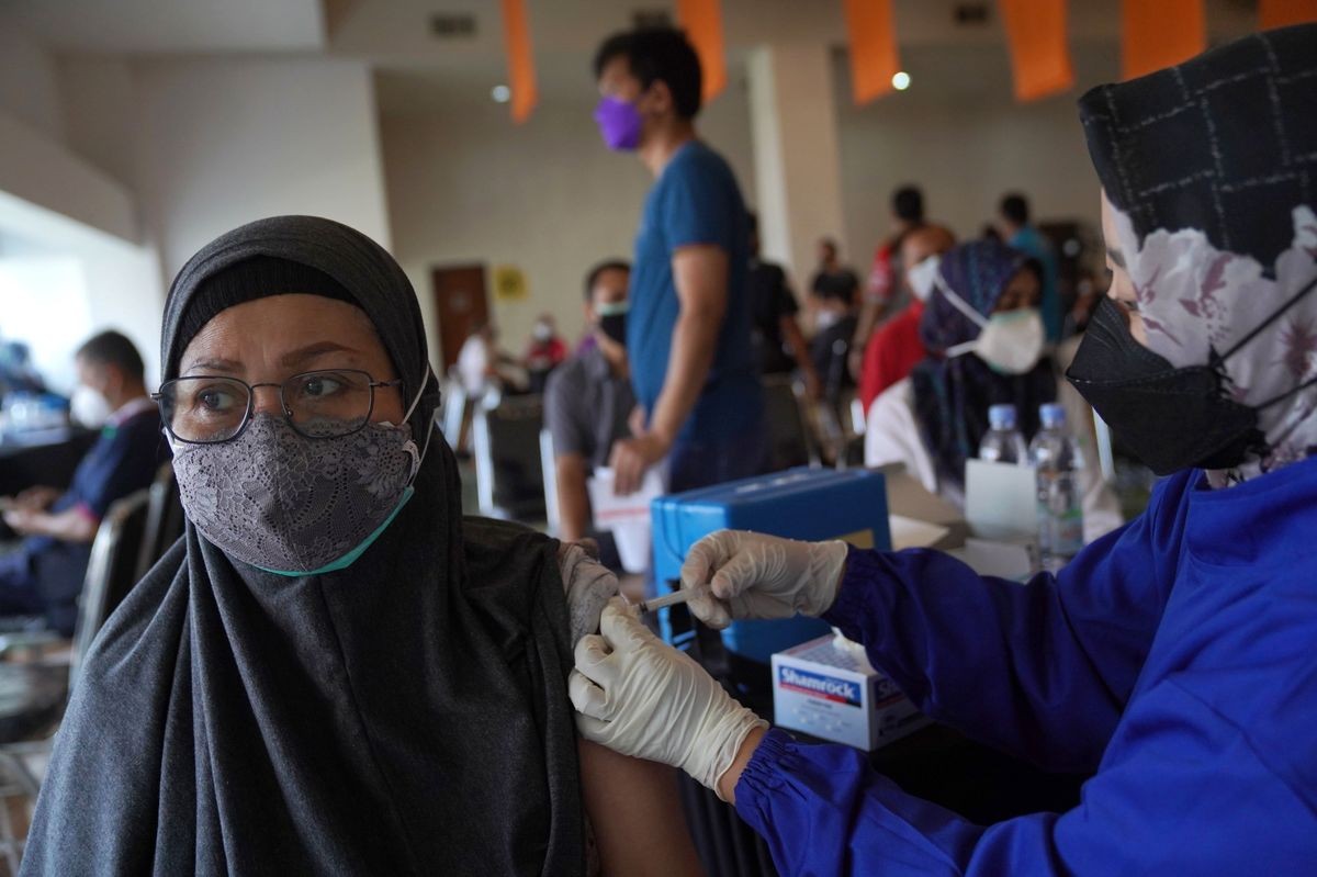Trung tâm tiêm vaccine phòng Covid-19 ở khu thương mại Teraskota ở Tanggerang, Banten, Indonesia. (Nguồn: Bloomberg)