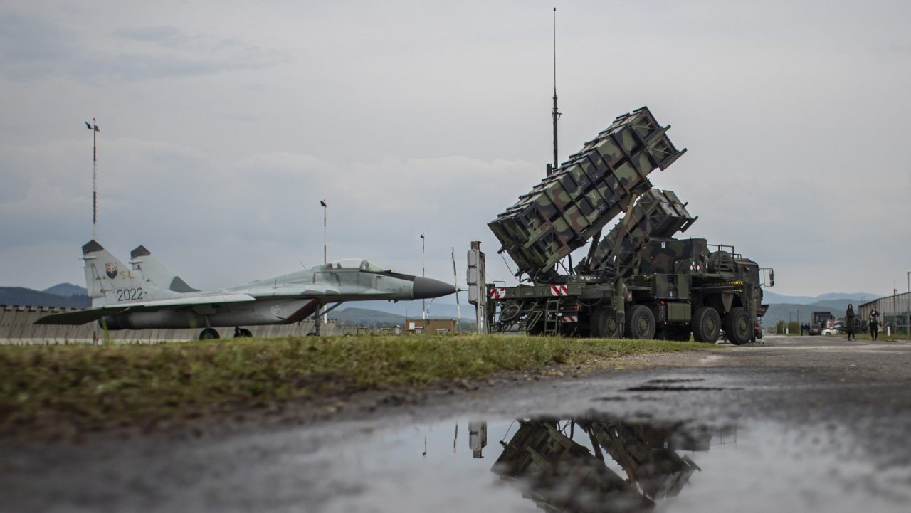 Hệ thống phòng không tên lửa Patriot của NATO được đặt tại căn cứ không quân Sliac ở Slovakia, ngày 6 tháng 5 năm 2022. (Nguồn: EPA)