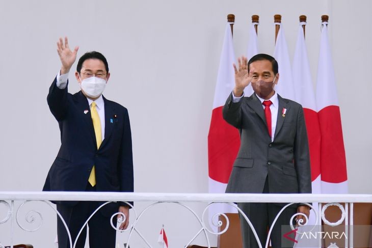 Tổng thống Indonesia Joko Widodo và Thủ tướng Nhật Bản Kishida Fumio vẫy tay trong cuộc gặp tại Phủ Tổng thống ở Bogor, Tây Java, vào ngày 29/4/2022. (Nguồn: Antara)