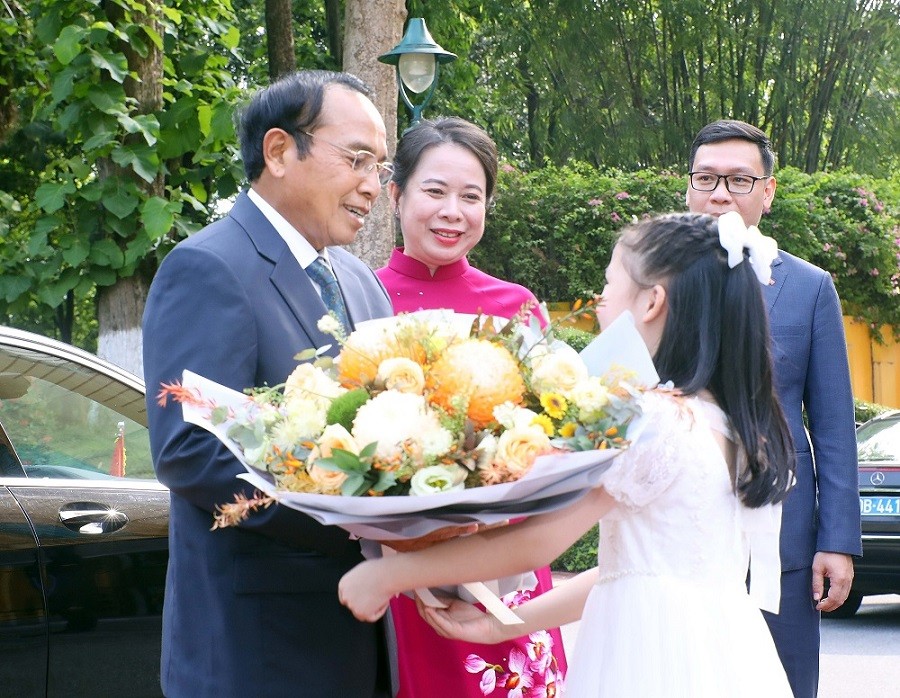 Thiếu nhi Thủ đô Hà Nội tặng hoa, chào đón Phó Chủ tịch nước Lào Bounthong Chitmany. (Nguồn: TTXVN)