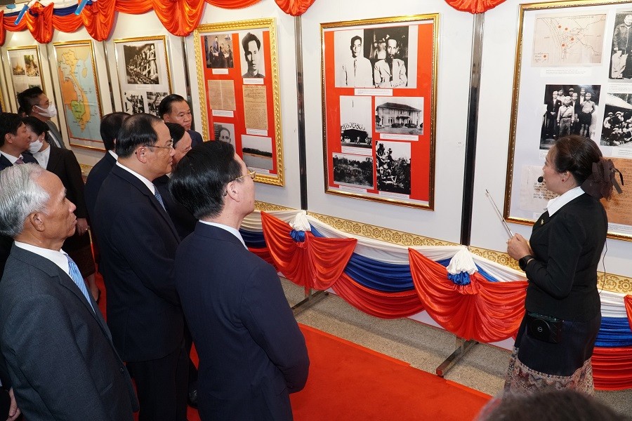 Đồng chí Võ Văn Thưởng, Ủy viên Bộ Chính trị, Thường trực Ban Bí thư cùng đoàn đại biểu hai nước thăm gian trưng bày triển lãm ảnh. (Nguồn: TTXVN)