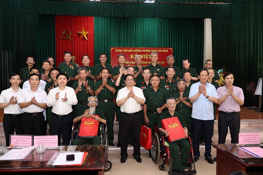 Thủ tướng Phạm Minh Chính thăm, tặng quà các thương, bệnh binh đang điều trị tại Trung tâm điều dưỡng thương binh Kim Bảng. (Nguồn: TTXVN)