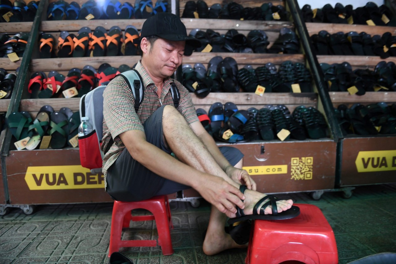 Hình ảnh đôi dép cao su truyền thống vẫn luôn xuất hiện trong cuộc sống đời thường của người dân Việt. (Nguồn: AFP)