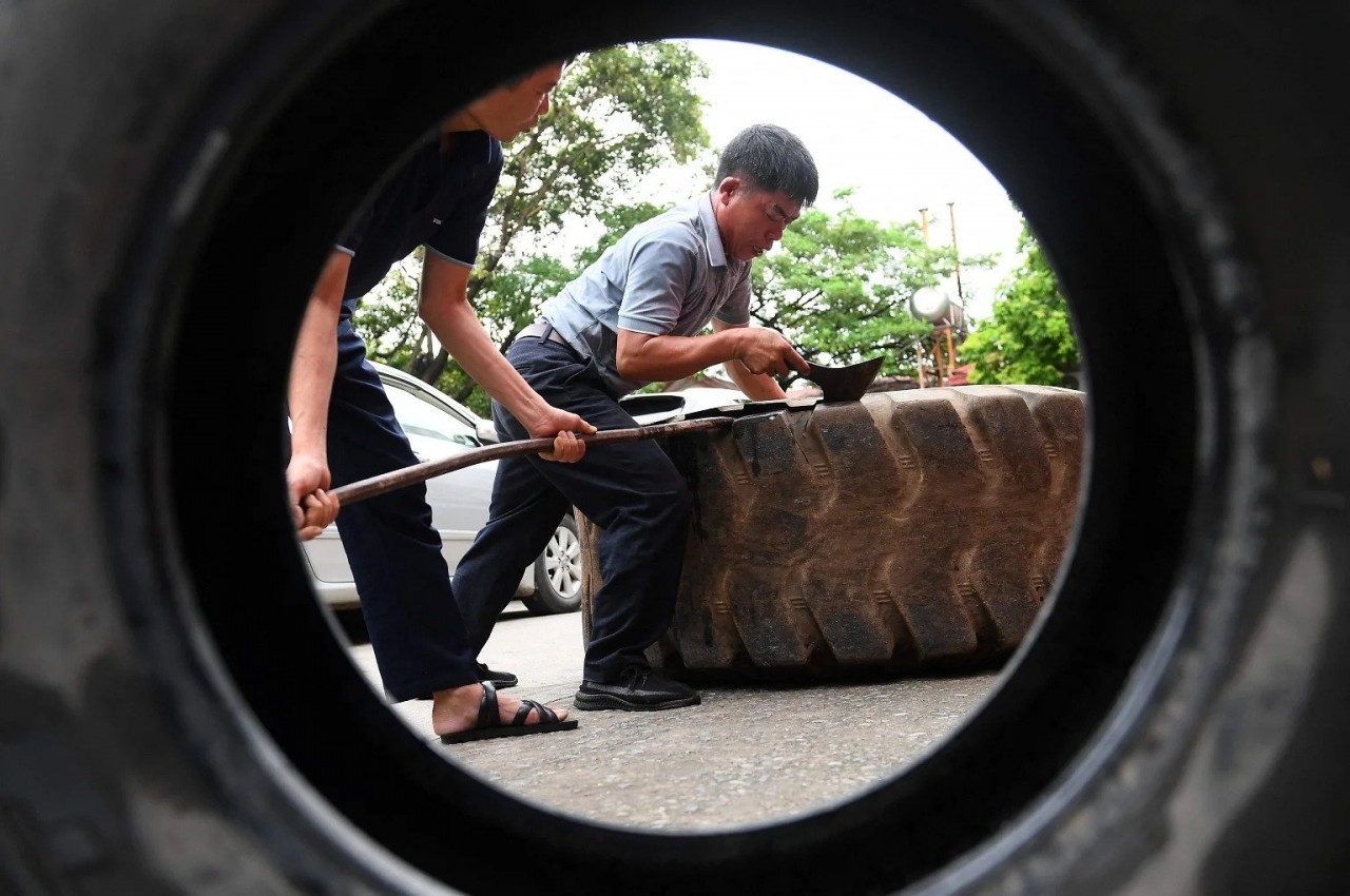 AFP: Từ chiến tranh đến hòa bình, dép cao su Việt Nam vẫn được ưa chuộng