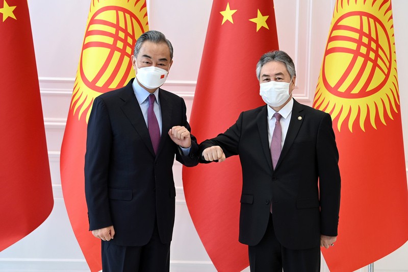 Ngoại trưởng Kyrgyzstan Jeenbek Kulubaev đón người đồng cấp Trung Quốc Vương Nghị ngày 30/7. (Nguồn: AKIpress)