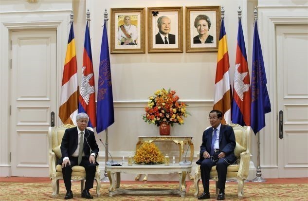 Thủ tướng Campuchia Samdech Techo Hun Sen tiếp thân mật Chủ tịch UBTƯ MTTQ Việt Nam Đỗ Văn Chiến và Đoàn tại Cung Hòa Bình ở Thủ đô Phnom Penh, sáng 29/7. (Nguồn: TTXVN)