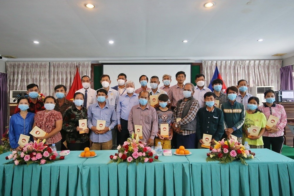 Đoàn đại biểu cấp cao UBTƯ MTTQ Việt Nam thăm hỏi, tặng quà cho đại diện người gốc Việt đang sinh sống tại Thủ đô Phnom Penh. (Nguồn: TTXVN)
