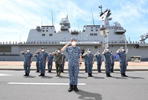 Các thành viên của hạm đội Hàn Quốc chào trong một buổi lễ tại một căn cứ hải quân ở phía nam đảo Jeju trước khi họ khởi hành đến Hawaii để tham gia cuộc tập trận Vành đai Thái Bình Dương, ngày 31/5. (Nguồn: Yonhap)